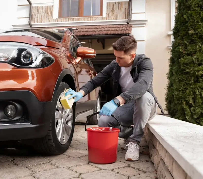 Lavage auto à domicile Herry : professionnel intervenant sur un véhicule